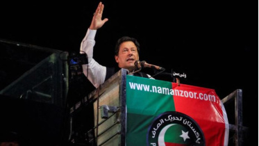 এপ্রিলে এক জনসভায় বক্তব্য রাখছেন ইমরান খান। ছবি: রয়টার্স