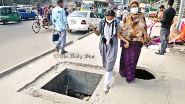 খোলা ম্যানহোল