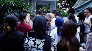 ভূমিকম্প হওয়ার পর দালান থেকে সবাইকে বের করে আনা হয়। ছবি: রয়টার্স