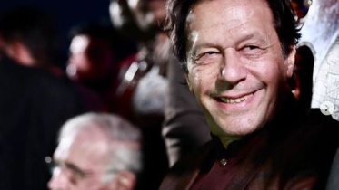 দলের লং মার্চ চলাকালীন সময়ে রেহমানাবাদে উপস্থিত জনতার উদ্দেশ্যে বক্তব্য দেন ইমরান। ছবি: ইমরান খানের ইনস্টাগ্রাম অ্যাকাউন্ট থেকে 