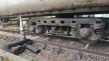 আড়াই ঘণ্টা পর ময়মনসিংহের ৪ রুটে রেল চলাচল স্বাভাবিক.jpg