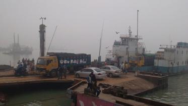 ঘন কুয়াশায় পাটুরিয়া-দৌলতদিয়া নৌপথে সাড়ে ৭ ঘণ্টা ফেরি চলাচল বন্ধ