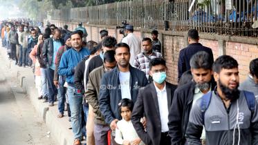 দীর্ঘ অপেক্ষার পরেও মেট্রোরেলে উঠতে পারছেন না অনেকে