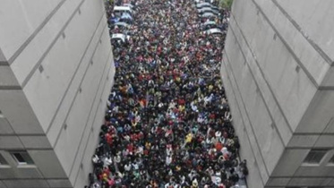 চীনের উহানে বিশ্ববিদ্যালয় ভর্তি পরীক্ষা দিতে আসা শিক্ষার্থীদের অংশবিশেষ। ফাইল ছবি: রয়টার্স