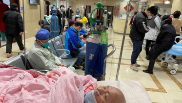 চীনের সাংহাইয়ের এক হাসপাতালের জরুরি বিভাগে এক করোনাভাইরাসে আক্রান্ত রোগী শয্যা পাওয়ার জন্য অপেক্ষা করছেন। ছবি: রয়টার্স