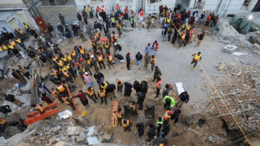 উদ্ধারকর্মীরা মসজিদের ধ্বসে পড়া ছাদের নিচে উদ্ধার কার্যক্রম চালাচ্ছেন। ছবি: রয়টার্স