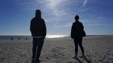 দর্শনার্থীরা বেলুন ভূপাতিত হতে দেখছেন। ছবি: রয়টার্স