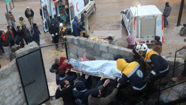 সিরিয়ার আজাজে এক ক্ষতিগ্রস্ত দালান থেকে উদ্ধারকর্মীরা এক নিহত ব্যক্তির মরদেহ বের করে আনছেন। ছবি: রয়টার্স