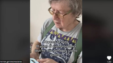 গত সপ্তাহে লয়েডের মেয়ে একটি ১৬ সেকেন্ডের টিকটক ভিডিও প্রকাশ করেন। সঙ্গে ছিল সংক্ষিপ্ত বার্তা, ‘তার বইয়ের কিছু কপি বিক্রি হলে আমি খুশি হব’। ছবি: টিকটক ভিডিও থেকে নেওয়া স্ক্রীণশট