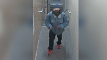 সিঁড়ি বেয়ে ওপরে উঠছেন সন্দেহভাজন বন্দুকধারী। সিসি ক্যামেরায় ধারণকৃত ফুটেজ। ছবি: রয়টার্স