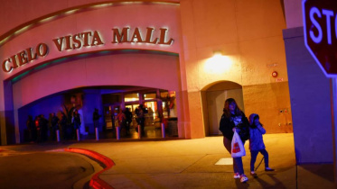 যুক্তরাষ্টের টেক্সাস অঙ্গরাজ্যের এল পাসোতে সিয়েলো ভিস্তা শপিং মলে বন্দুকধারীর গুলিতে ১ ব্যক্তি নিহত ও ৩ জন আহত হয়েছেন। ছবি: রয়টার্স