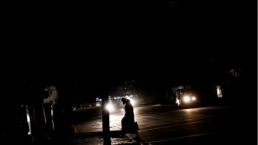 বিদ্যুৎ বিভ্রাট এখন শ্রীলঙ্কায় নিয়মিত ঘটনা। ছবি: রয়টার্স