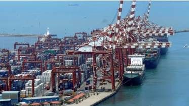 শ্রীলঙ্কার সমুদ্রবন্দরে পণ্য রপ্তানির জন্য জাহাজে ওঠানো হচ্ছে। ফাইল ছবি: রয়টার্স