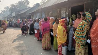 বেড়েছে চাহিদা, ওএমএসের চাল-আটা না পেয়ে অনেকেই ফিরছেন খালি হাতে