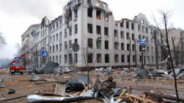 ইউক্রেনে রাশিয়ার আগ্রাসন শুরুর পর থেকেই অসংখ্যবার আক্রান্ত হয়েছে খারকিভ। ২০২২ এর মার্চে শহরটির জাতীয় বিশ্ববিদ্যালয় ভবন ক্ষেপণাস্ত্র হামলায় ক্ষতিগ্রস্ত হয়। ফাইল ছবি: রয়টার্স