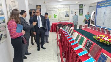 বকশিবাজারে আহমদিয়া জাতীয় কেন্দ্র পরিদর্শন করলেন মার্কিন রাষ্ট্রদূত