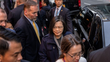 তাইওয়ানের প্রেসিডেন্ট বুধবার নিউ ইয়র্ক পৌঁছালে তার হোটেলের বাইরে অসংখ্য মানুষ তাকে শুভেচ্ছা জানান। ছবি: রয়টার্স