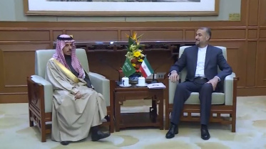 সৌদি আরবের পররাষ্ট্রমন্ত্রী প্রিন্স ফয়সাল বিন ফারহান (বাঁয়ে) ও ইরানের পররাষ্ট্রমন্ত্রী হোসেন আমির-আব্দুল্লাহিয়ান । ছবি: টুইটার ভিডিও থেকে নেওয়া স্ক্রিণশট