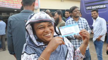 বাসের অগ্রিম টিকিট বিক্রি শুরু, চাপ তুলনামূলক কম