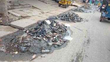 ড্রেনে প্লাস্টিক বোতল