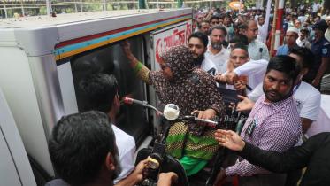 শেষবারের মতো ‘বড় ভাইকে’ দেখার জন্য…