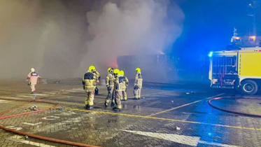 আগুনের সংবাদ পেয়ে দমকলকর্মীরা ঘটনাস্থলে উপস্থিত হন এবং ভবন থেকে সবাইকে বের করে নিয়ে আসেন। ছবি: এএফপি