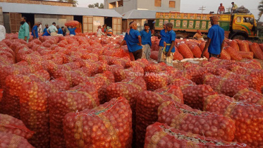 পেঁয়াজের ভালো দামের আশায় চাষিরা  