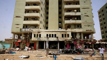 সুদানে ২ বাহিনীর সংঘাতে ক্ষতিগ্রস্ত একটি ভবন। ছবি: রয়টার্স