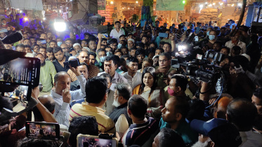 কারওয়ান বাজারে ঝুঁকিপূর্ণ ভবনের দোকান সিলগালায় ব্যবসায়ীদের বাধা