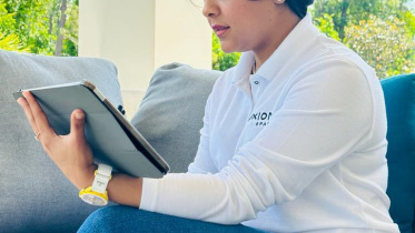 প্রথম সৌদি মুসলিম নভোচারী রায়ানাহ বার্নাবি। অভিযানের আগে তিনি ১ দিন সলিটারি কনফাইনমেন্টে কাটান। ছবি: রায়ানাহ'র আনুষ্ঠানিক টুইটার অ্যাকাউন্ট থেকে সংগৃহীত