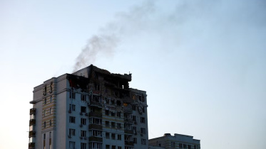 মঙ্গলবার ৩০ মে কিয়েভে রুশ ড্রোন হামলার সময় এই ভবনটি ক্ষতিগ্রস্ত হয়। ছবি: রয়টার্স