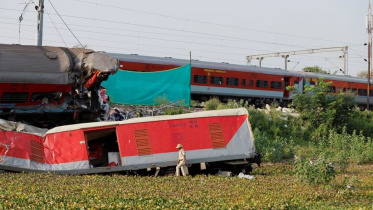 যে ট্র্যাকে দুর্ঘটনা ঘটেছিল, সেখানে আবারো ট্রেন চলাচল শুরু হয়েছে। ছবি: রয়টার্স 