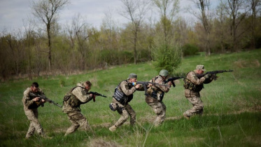 সামরিক ক্যাম্পে মহড়ায় অংশ নিচ্ছেন ইউক্রেনীয় সেনারা। ফাইল ছবি: রয়টার্স