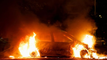 ফ্রান্সের বিক্ষোভকারীরা এই গাড়িতে আগুন ধরিয়ে দেন। ছবি: রয়টার্স