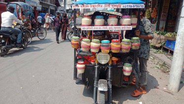 রিকশা যখন ঝালমুড়ি দোকান