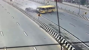 ভারতের উত্তর প্রদেশ অঙ্গরাজ্যের গাজিয়াবাদে একটি স্কুলবাস ভুল লেনে চলে একটি এসইউভিকে ধাক্কা দিলে এসইউভির ৮ যাত্রীর মধ্যে ৬ জন নিহত হন। ছবি: সংগৃহীত