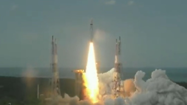 ভারতের অন্ধ্রপ্রদেশের শ্রীহরিকোটায় অবস্থিত সতীশ ধাওয়ান মহাকাশ কেন্দ্র থেকে সাফল্যের সঙ্গে জিএসএলভি মার্ক ৩ হেভি লিফট লঞ্চ ভেহিকলটি সফলভাবে চাঁদের উদ্দেশে রওনা হয়েছে।  ছবি: স্টেটসম্যান