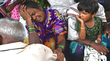 মহারাষ্ট্রের ইরশালওয়াদি গ্রামে ভূমিধসে নিহতদের পরিবারের সদস্যরা আহাজারি করছেন। ছবি: এএফপি