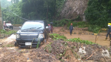 চট্টগ্রামে পাহাড় ধসে আটকে পড়েছে মাইক্রোবাস, রাস্তা বন্ধ