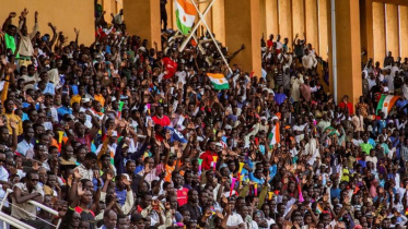 হাজার হাজার মানুষ রাজধানী নিয়ামের এক স্টেডিয়ামে জমায়েত হয়ে বহির্বিশ্বের চাপের কাছে নতি স্বীকার না করার জন্য জান্তা সরকারকে অভিনন্দন জানায়। ছবি: রয়টার্স