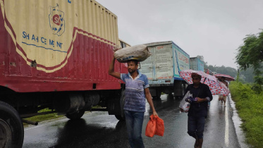 বৃষ্টির কারণে সড়ক পরিবহনে সমস্যা