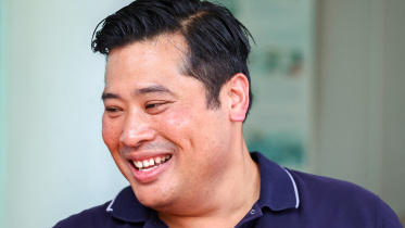 থাইল্যান্ডের রাজা মহা ভাজিরালংকর্নের মেঝ ছেলে ভাচারাইসর্ন প্রায় ২৭ বছর পর নিজের জন্মভূমিতে ফিরে এসেছেন। ছবি: রয়টার্স