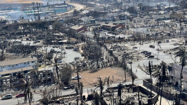 দাবানলে হাওয়াইর মাউই দ্বীপের লাহাইনা শহরের ওপর দিয়ে বয়ে গেছে ধ্বংসযজ্ঞ। ছবি: রয়টার্স 