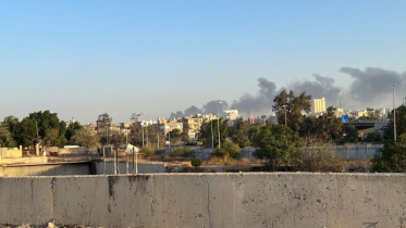 ত্রিপোলিতে সশস্ত্র দলের মধ্যে সংঘাতের পর ভবনের ওপর ধোঁয়া দেখা যাচ্ছে । ছবি: রয়টার্স