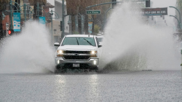 শুষ্ক আবহাওয়ার জন্য পরিচিত ক্যালিফোর্নিয়ায় ঘুর্ণিঝড় হিলারির কারণে দেখা দিয়েছে ভারী বৃষ্টিপাত ও বন্যা। ছবি: রয়টার্স