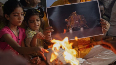 চাঁদে চন্দ্রযান ৩ এর সফল অবতরণের জন্য পূজা ও প্রার্থনা করছেন ভারতীয়রা। ছবি: রয়টার্স
