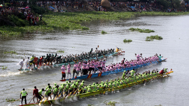 তিতাসের বুকে নৌকাবাইচ দেখতে লাখো মানুষের ভিড়
