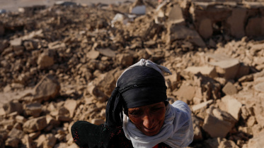 আফগানিস্তানের হেরাতে সাম্প্রতিক ভূমিকম্পে এই মহিলার বাড়িটি ধ্বংস হয়ে যায়। ছবি: রয়টার্স