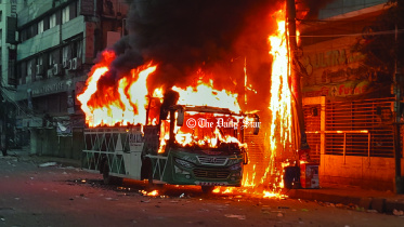 বাসে আগুন.jpg