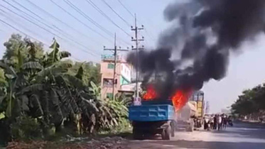 হোতাপাড়ায় ট্রাকে আগুন.jpg
